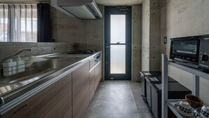 Une cuisine moderne dotée d’un évier en acier inoxydable, d’un four encastré et d’un four à micro-ondes.