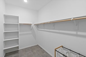 walk-in closet in master bedroom - cozy 4 bedrooms house (Casa Grande)