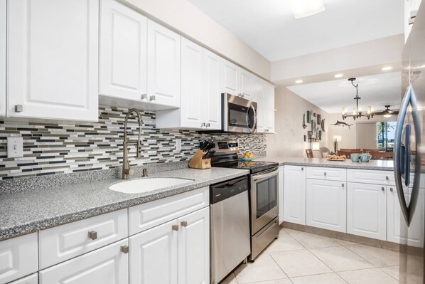 冰箱、微波炉、烤箱、炉灶