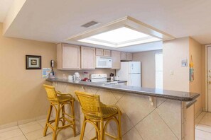 Condo, 2 chambres | Cuisine privée | Vaisselle et ustensiles