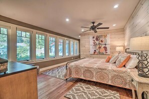 4 bedrooms, desk, iron/ironing board, travel crib