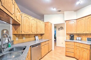 迷你冰箱、厨具/餐具、纸巾、餐桌