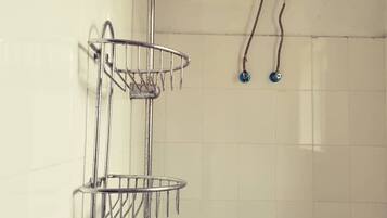 Een douche, handdoeken