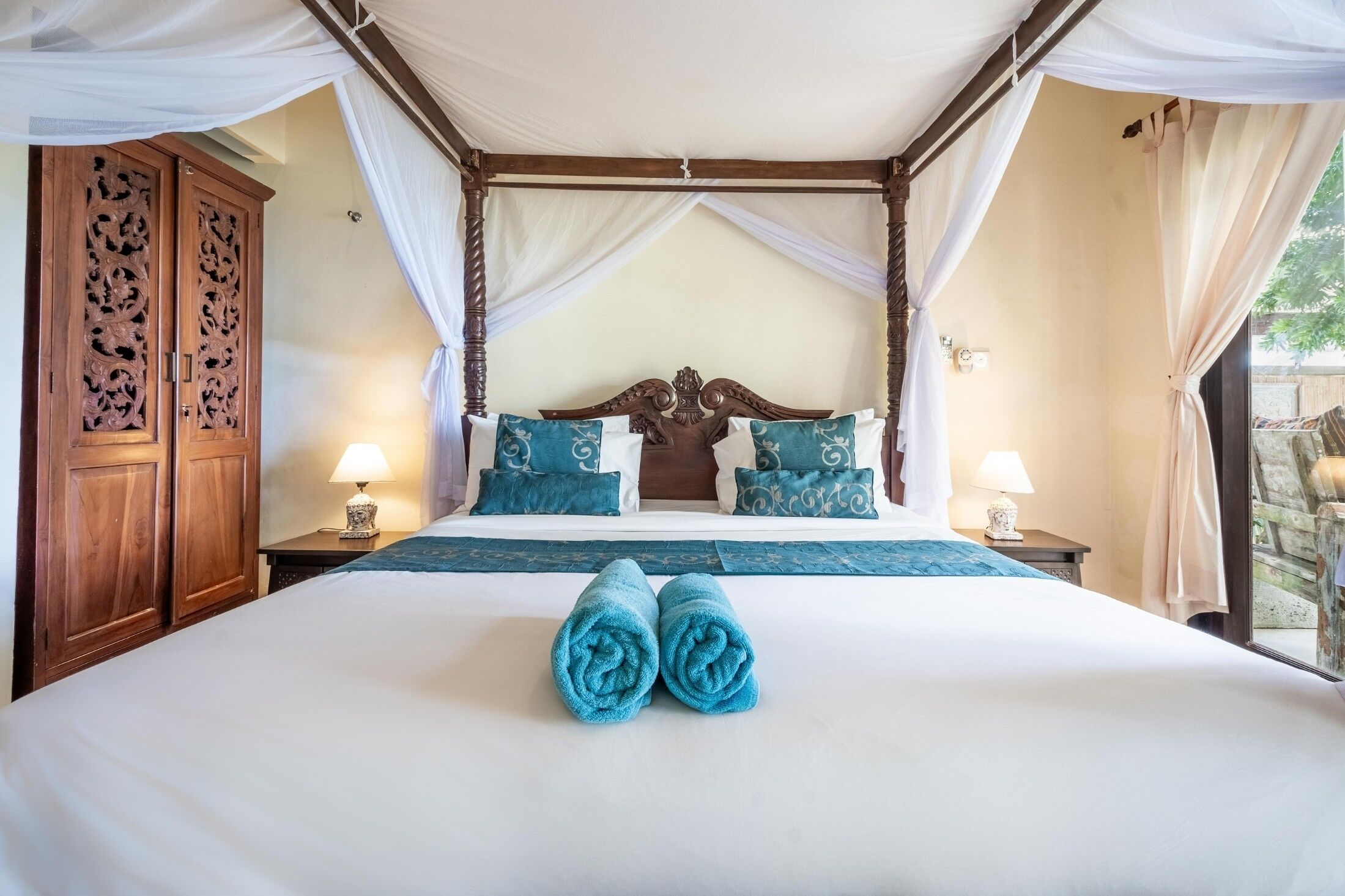 1 bedroom, desk, WiFi, bed sheets