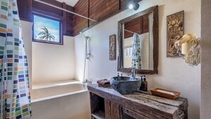 Bathtub, hair dryer, towels - Double Room with Alley View | The Village of Angels Resort | Candidasa (Kabupaten Karangasem)