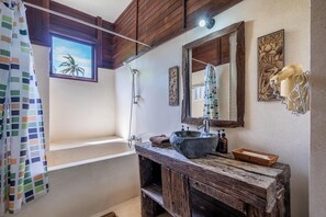Bathtub, hair dryer, towels - Double Room with Alley View | The Village of Angels Resort | Candidasa (Kabupaten Karangasem)