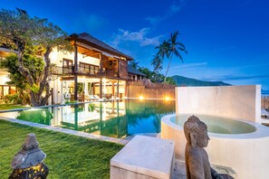Un complexe hôtelier doté d’une piscine, d’un jacuzzi et offrant une vue sur l’océan.