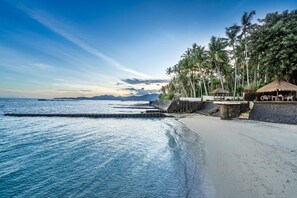 On the beach - Beachfront Group Property – 9 Separate Rooms, 3 Levels | The Village of Angels (Kabupaten Karangasem)