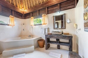 Badewanne, Haartrockner, Handtücher