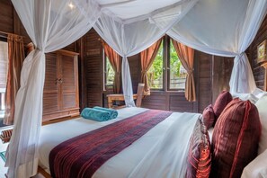 9 bedrooms, desk, WiFi, bed sheets - Beachfront Group Property – 9 Separate Rooms, 3 Levels | The Village of Angels (Kabupaten Karangasem)