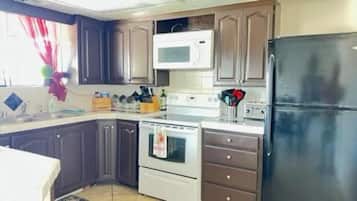 雪櫃、微波爐、焗爐、爐具