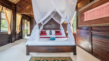 Una cama con dosel, paredes de madera y un tapete estampado.