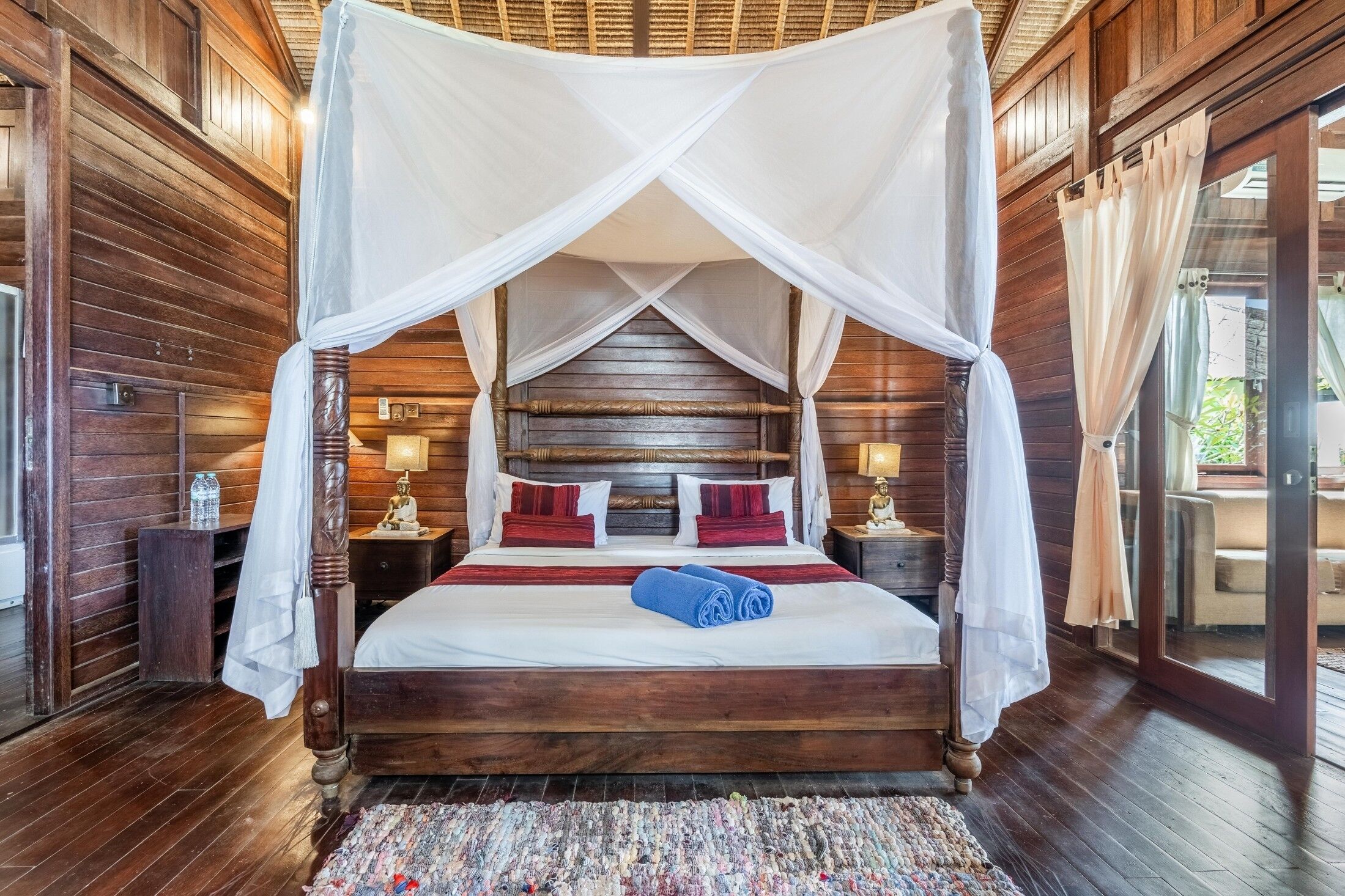 2 bedrooms, desk, WiFi, bed sheets