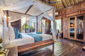 2 bedrooms, desk, WiFi, bed sheets