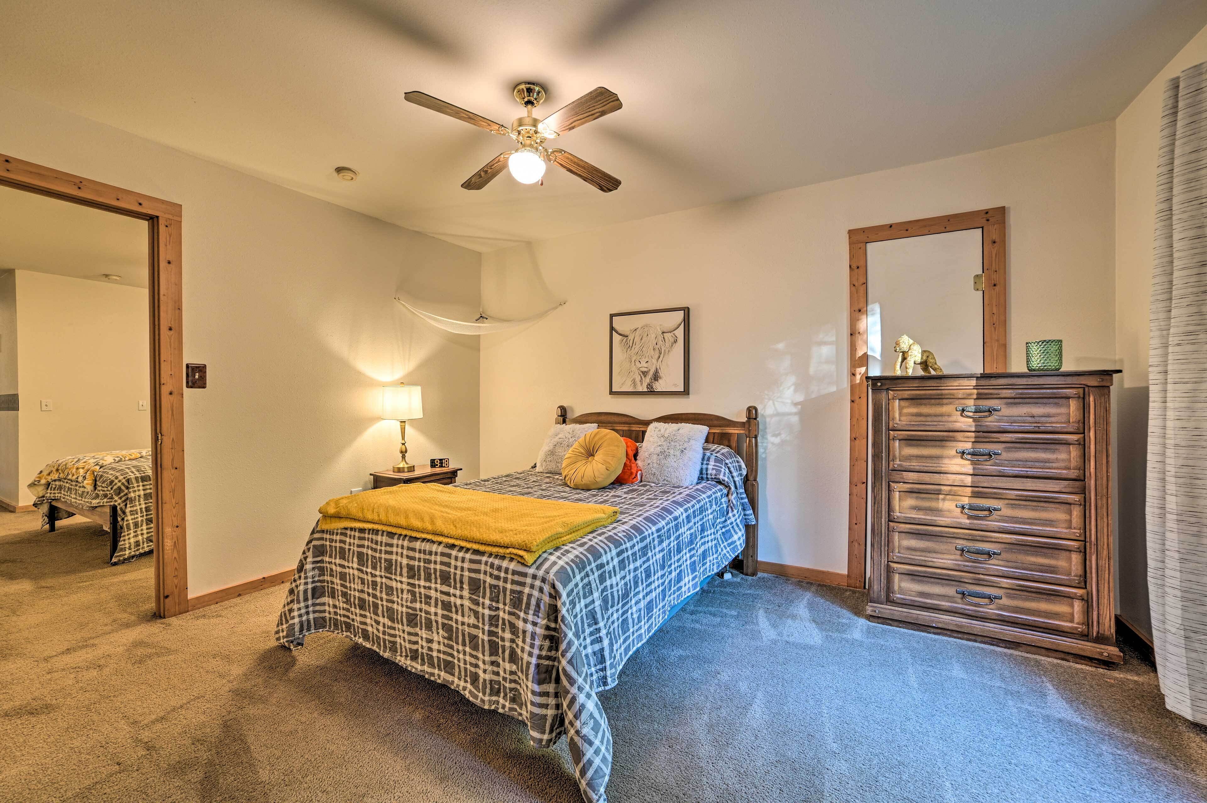 2 Schlafzimmer, Schreibtisch, Bügeleisen/Bügelbrett, Bettwäsche