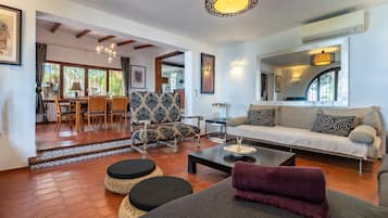 Tv, eldstad, dvd-spelare och en stereo