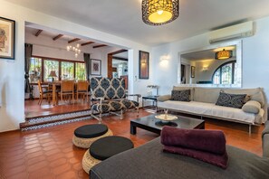 Televisión, chimenea, reproductor de DVD, estéreo