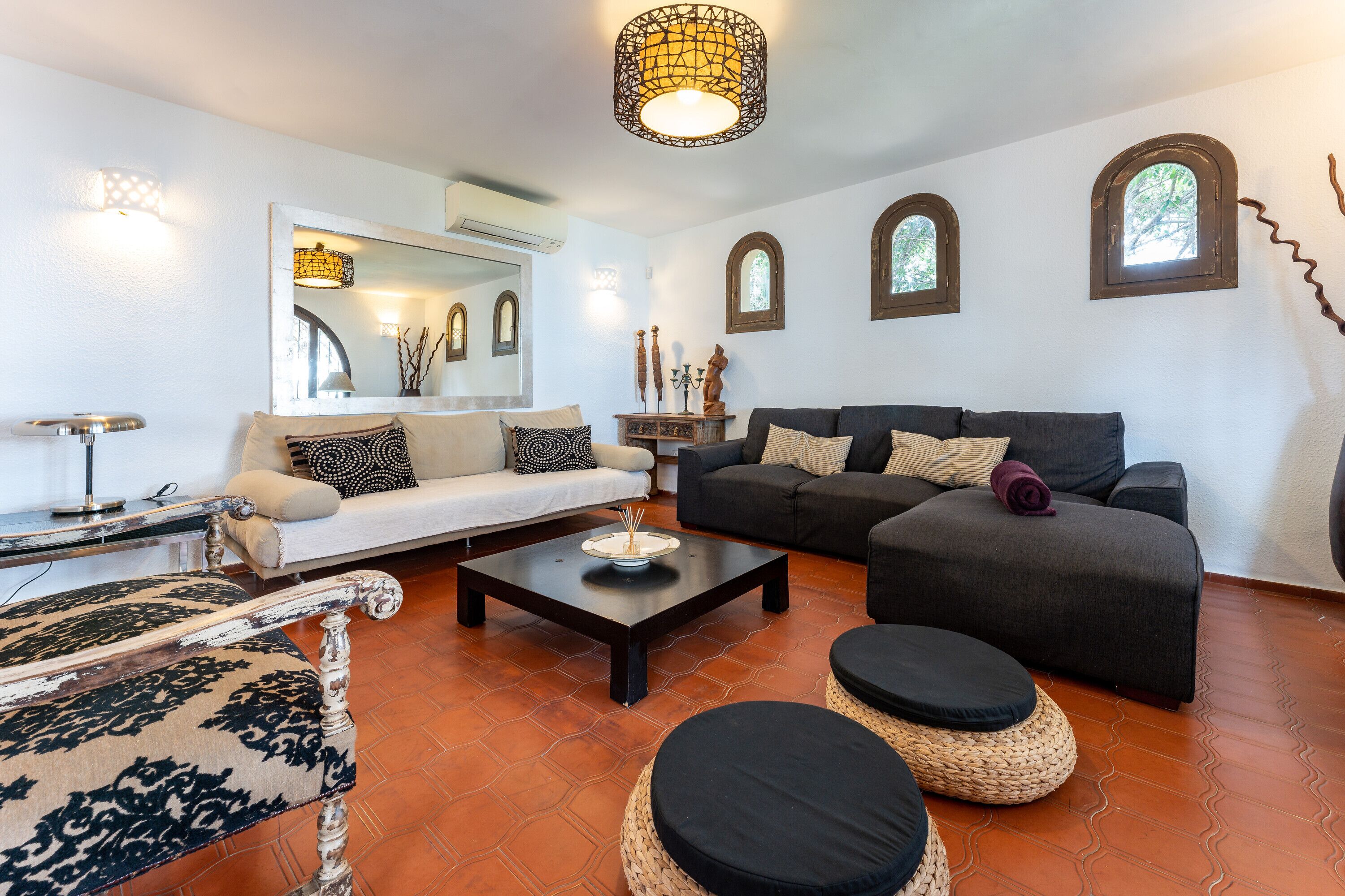 Tv, eldstad, dvd-spelare och en stereo