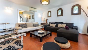 Tv, eldstad, dvd-spelare och en stereo