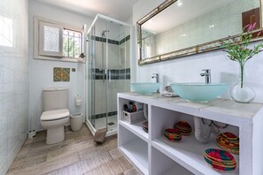 Regadera, secadora de cabello, toallas 