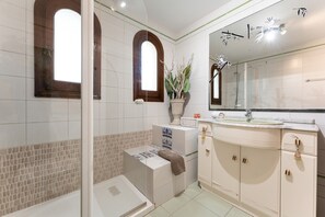 Shower, hair dryer, towels
