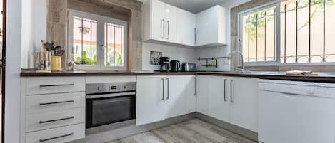 Frigorifero, microonde, forno, piano cottura