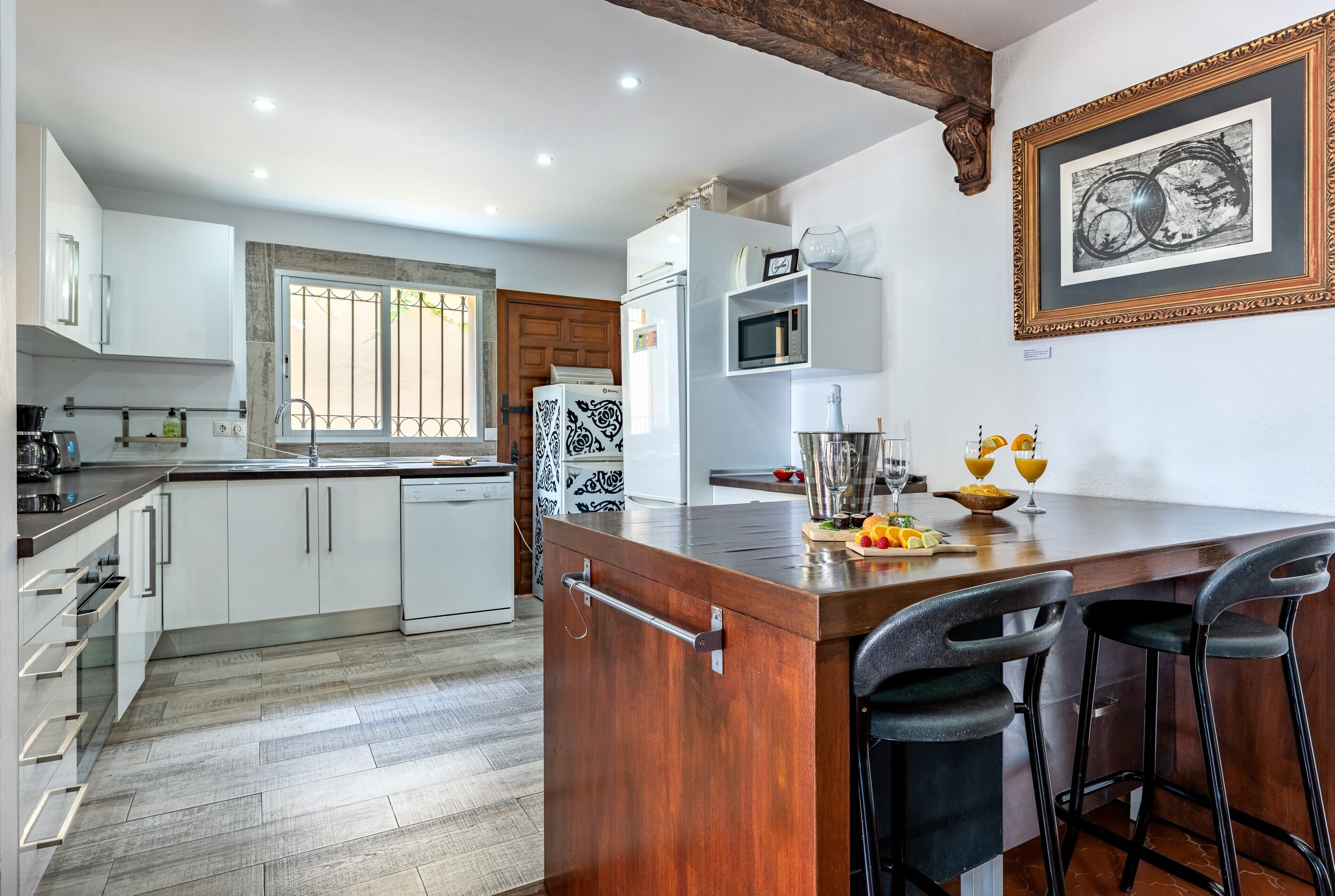 Réfrigérateur, micro-ondes, four, plaque de cuisson