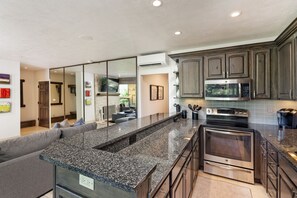 Réfrigérateur, four à micro-ondes, un four, lave-vaisselle