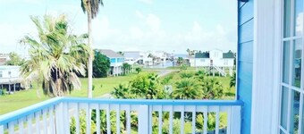 Cozy Blue Whale Beach House with wrap around deck