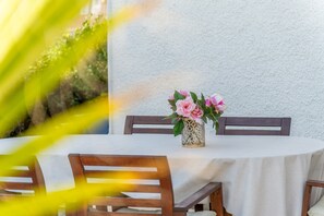 Outdoor dining - Stunning Villa with Private Pool, Terrace, Balcony, A/C & Wi-Fi (Ciudad Quesada)
