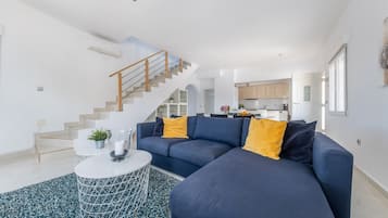 Een televisie en een open haard