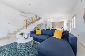 TV, fireplace - Stunning Villa with Private Pool, Terrace, Balcony, A/C & Wi-Fi (Ciudad Quesada)