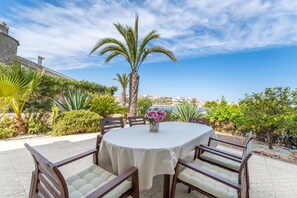 Outdoor dining - Stunning Villa with Private Pool, Terrace, Balcony, A/C & Wi-Fi (Ciudad Quesada)