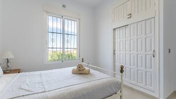 5 slaapkamers, een strijkplank/strijkijzer, gratis wifi, beddengoed