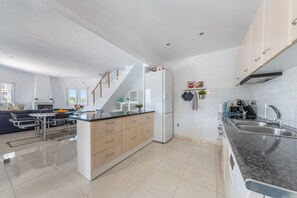 Fridge, microwave, oven, stovetop - Stunning Villa with Private Pool, Terrace, Balcony, A/C & Wi-Fi (Ciudad Quesada)