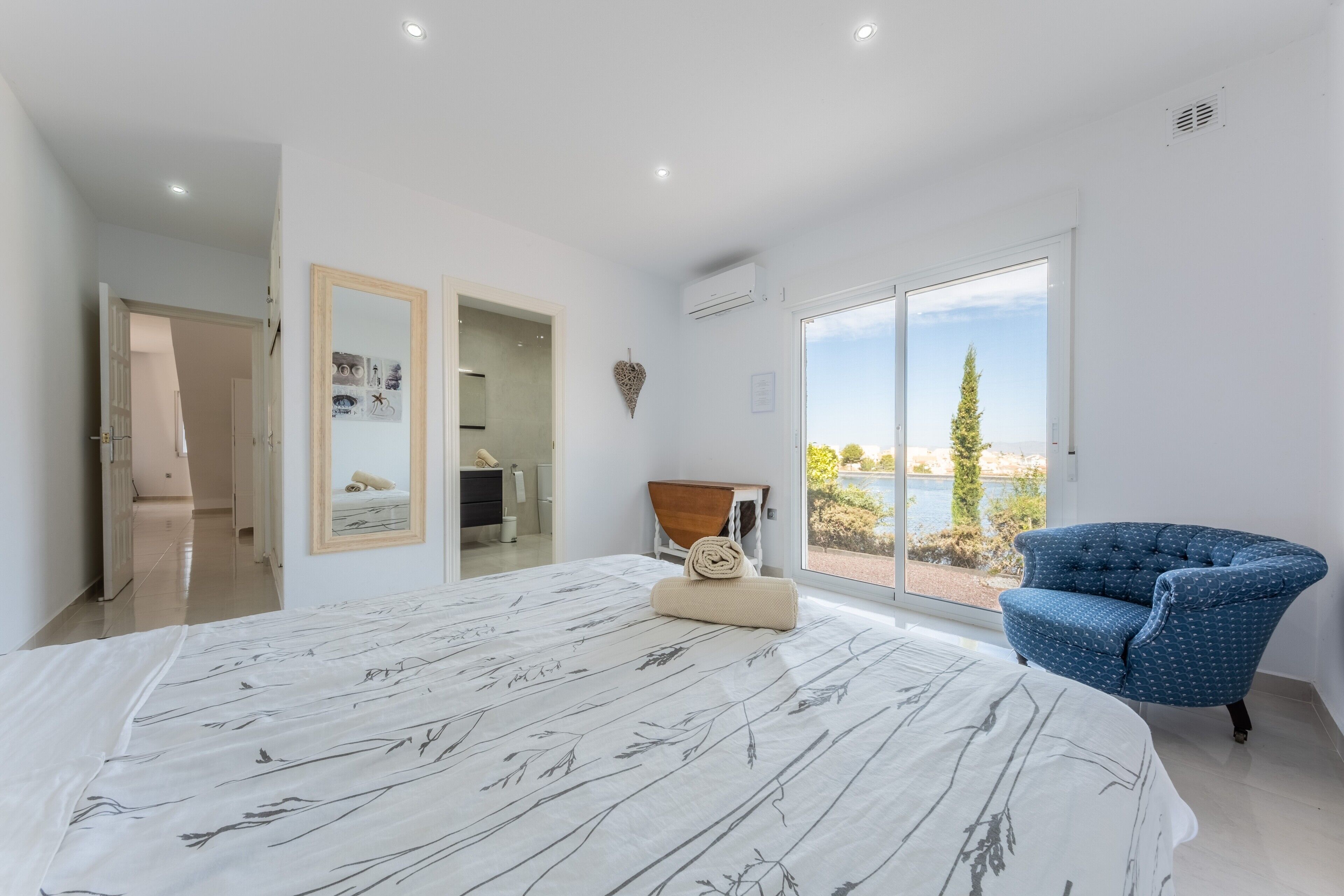 5 bedrooms, iron/ironing board, free WiFi, bed sheets