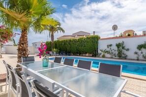 Pool - Stunning Villa with Private Pool, Terrace, Balcony, A/C & Wi-Fi (Ciudad Quesada)