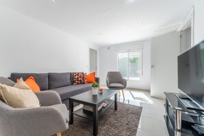 TV, fireplace - Stunning Villa with Private Pool, Terrace, Balcony, A/C & Wi-Fi (Ciudad Quesada)