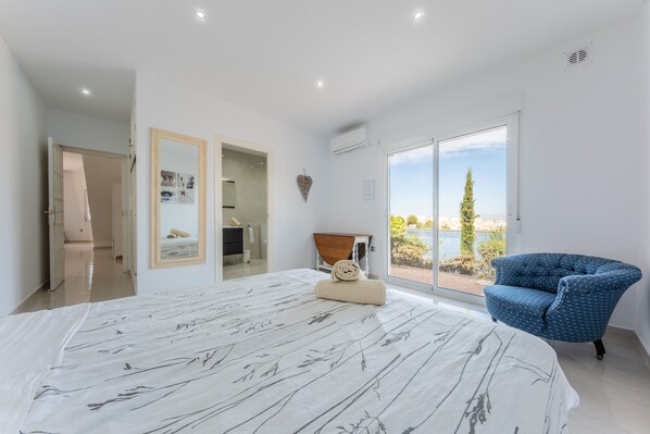 5 bedrooms, iron/ironing board, free WiFi, bed sheets