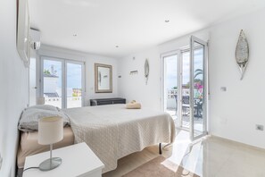 5 bedrooms, iron/ironing board, free WiFi, bed sheets - Stunning Villa with Private Pool, Terrace, Balcony, A/C & Wi-Fi (Ciudad Quesada)