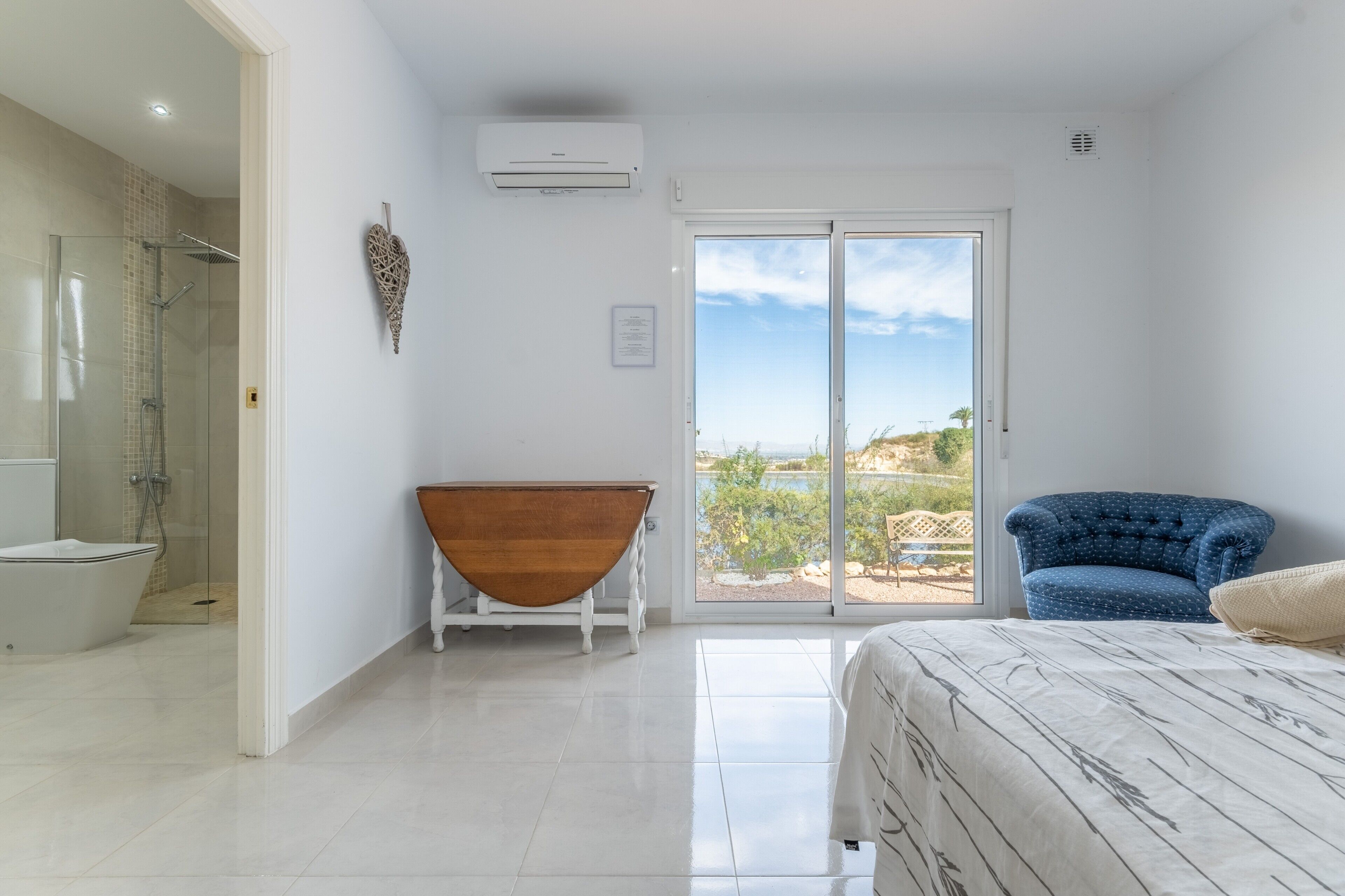 5 室のベッドルーム、アイロン / アイロン台、WiFi (無料)、ベッドシーツ