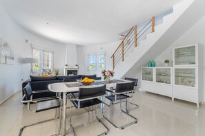 Dining - Stunning Villa with Private Pool, Terrace, Balcony, A/C & Wi-Fi (Ciudad Quesada)