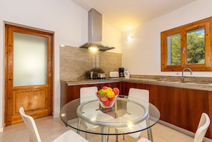 Een koelkast, een microgolfoven, een oven, een vaatwasser