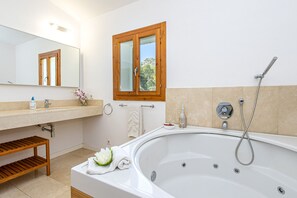 Bathtub, hair dryer, towels - Villa L´esplai in Pollensa by Home Villas 360 (Pollensa)
