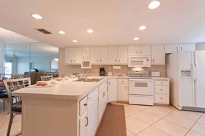 Condo, 3 Bedrooms | Private kitchen