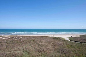 Condo, 2 habitaciones | Playa | En la playa