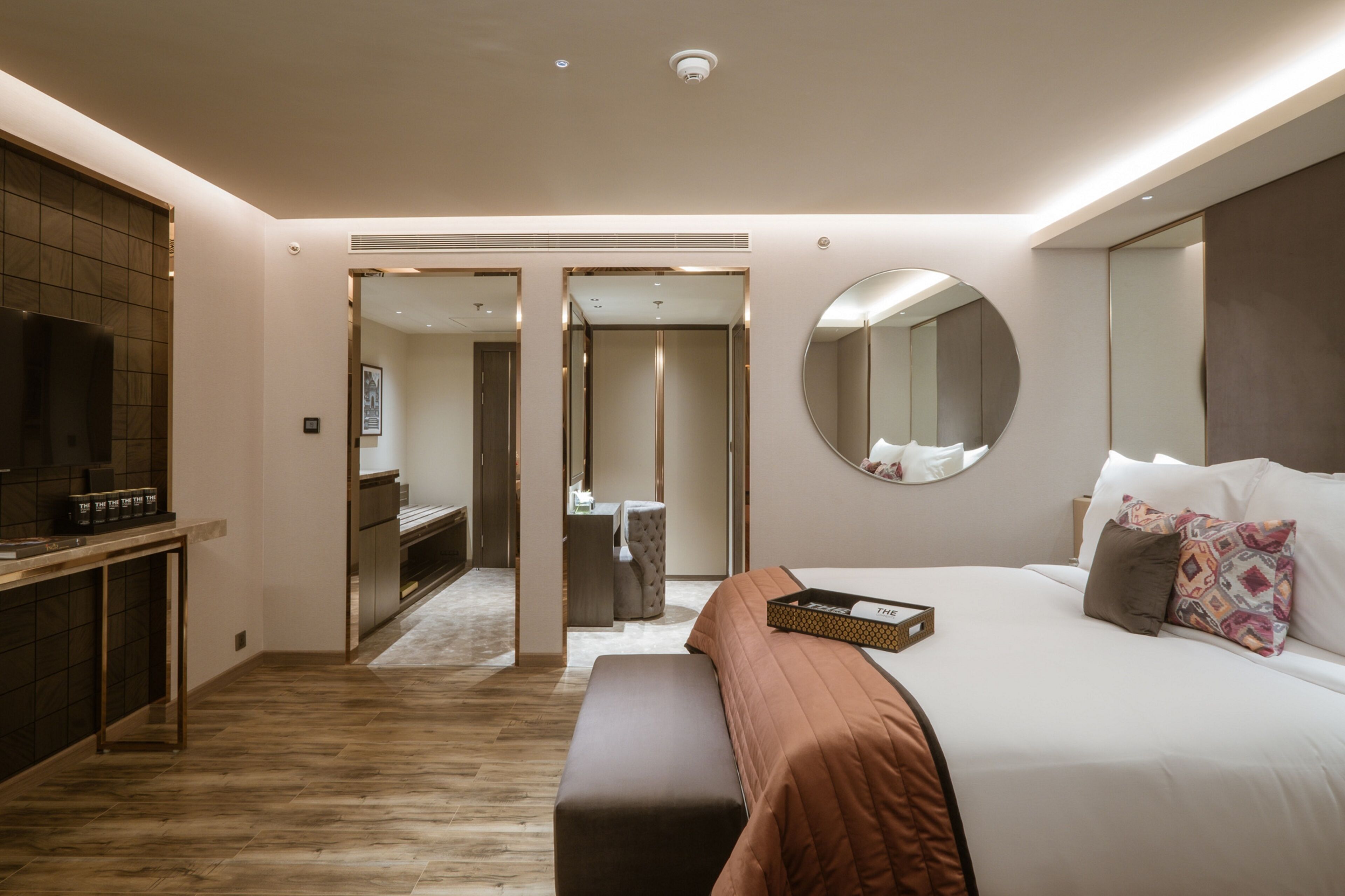 Studio Suite | Desk, laptop workspace, free WiFi