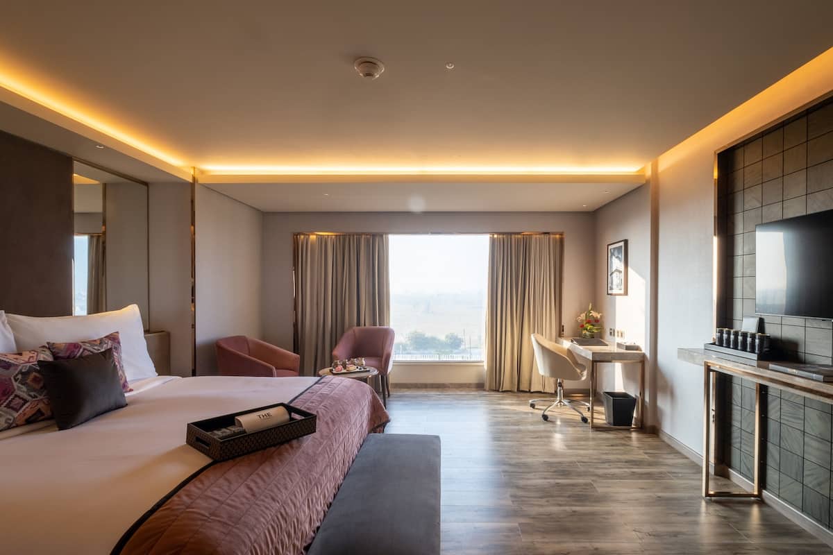 Studio Suite | Desk, laptop workspace, free WiFi