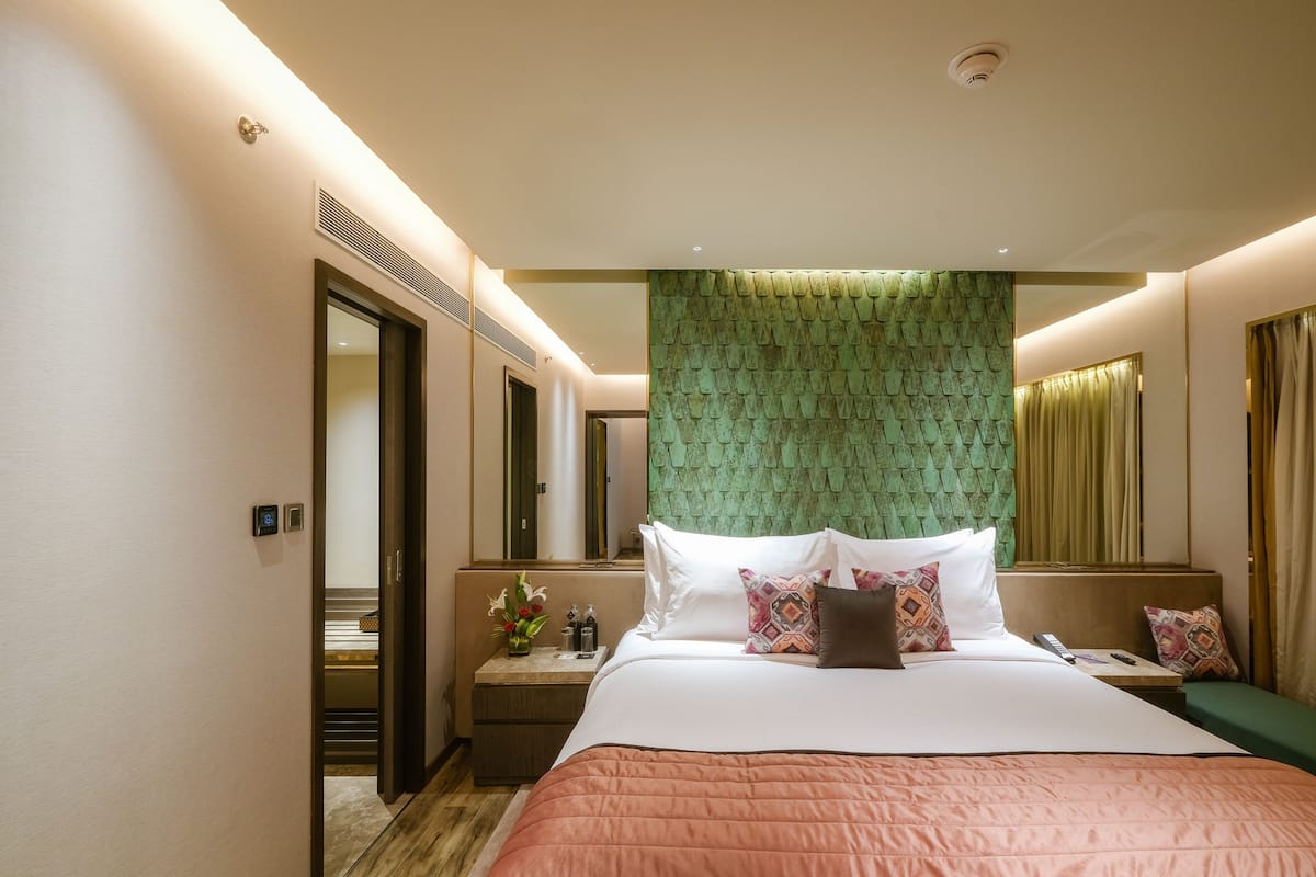 Emerald Suite | Desk, laptop workspace, free WiFi