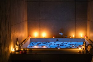Indoor spa tub